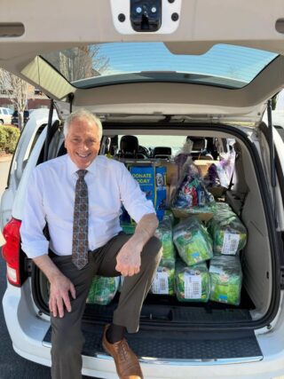 Thank you #WilliamMcfadden for driving all the way from #Sacramento in an extra van 🚚💨🦴🐾🐾full of dog food to donate to us!! Spectacular!! Wonderful!! 50 pets will not go to bed hungry this month because of your generosity and genuine love of dogs 💙 #FIDOPetFoodBank